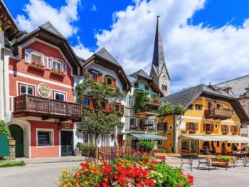 الطقس في النمسا خلال فصل الربيع مع المروج الخضراء والزهور