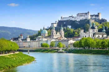 الطقس في النمسا خلال فصل الصيف مع بحيرات وجبال خضراء