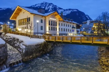 الطقس في النمسا خلال فصل الشتاء مع جبال الألب المغطاة بالثلوج وهو أفضل وقت لزيارة النمسا