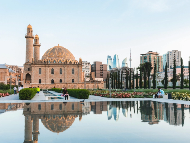 مدينة باكو عاصمة أذربيجان تجمع بين المعالم التاريخية والعمارة الحديثة
