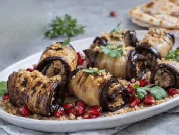 لفائف بادريجاني نغفزيت الجورجية من الباذنجان المحشو بمعجون الجوز ومزينة بحبوب الرمان