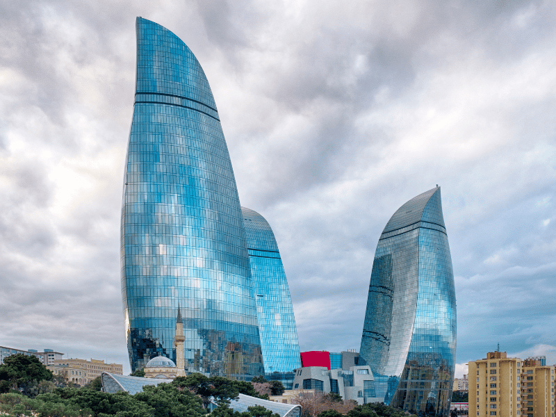 أبراج اللهب في باكو عاصمة أذربيجان، أحد أشهر المعالم السياحية الحديثة المطلة على المدينة