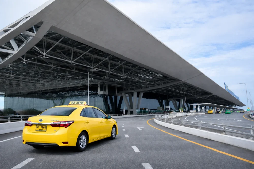 تاكسي مطار بانكوك في تايلند مع لوحة TAXI-METER أمام صالة الوصول ضمن مواصلات تايلند 2026