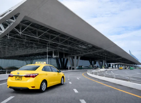 تاكسي مطار بانكوك في تايلند مع لوحة TAXI-METER أمام صالة الوصول ضمن مواصلات تايلند 2026