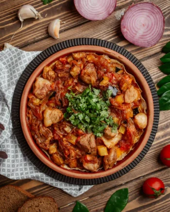 Bigos طبق بولندي تقليدي من الملفوف المطهو مع اللحم والنقانق من أشهر أكلات بولندا