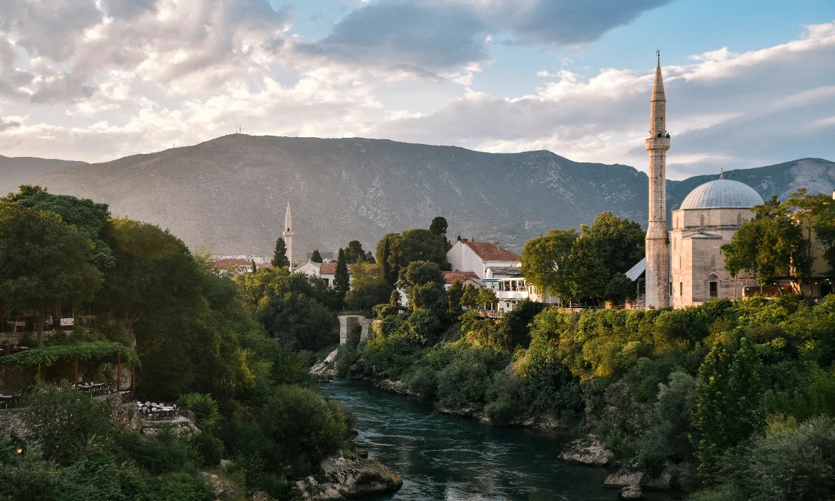 منظر طبيعي في البوسنة والهرسك يوضح تغيّر المشهد والطبيعة عبر المواسم