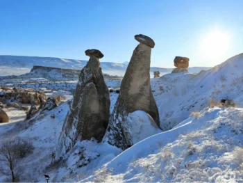 منطقة كابادوكيا في الشتاء مع المداخن الصخرية المغطاة بالثلوج ضمن السياحة في تركيا