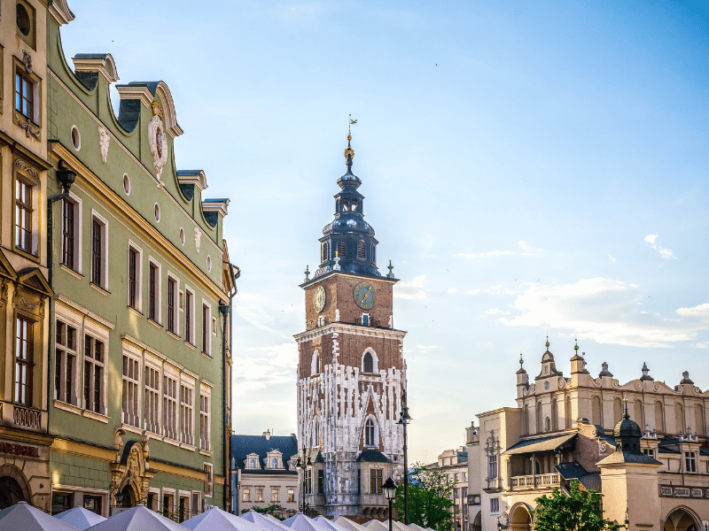 السفر إلى بولندا 2026 ساحة السوق الرئيسية في كراكوف بولندا مع برج كنيسة القديسة مريم