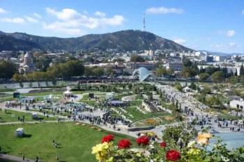 منظر تبليسي في فصل الربيع مع الورود والحدائق الخضراء وجسر السلام – أجواء معتدلة مناسبة للسياحة