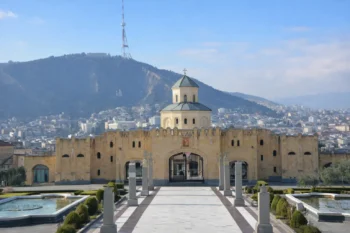منظر كاتدرائية ساميبا في تبليسي خلال فصل الصيف – الطقس في جورجيا صيفاً وأجواء المدينة المشمسة وهو أفضل وقت لزيارة جورجيا