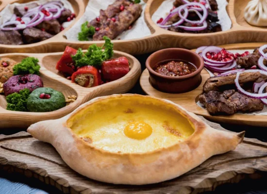 مائدة جورجية تقليدية تضم خاتشابوري وخينكالي ولحوم مشوية ومقبلات متنوعة من المطبخ الحورجي