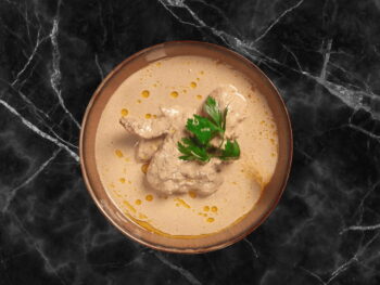 طبق ساتسيفي جورجي من الدجاج بصلصة الجوز ومزين بالأعشاب