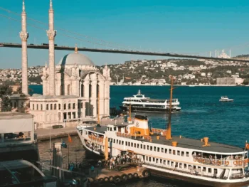 إطلالة على مسجد أورتاكوي وجسر البوسفور في إسطنبول ضمن السياحة في تركيا خلال موسم معتدل