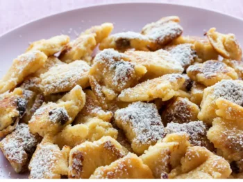 Kaiserschmarrn فطائر نمساوية تقليدية مع السكر البودرة