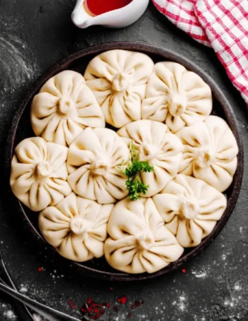 طبق خينكالي جورجي تقليدي محشو باللحم ومقدم على طبق دائري