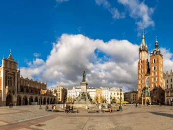 ساحة السوق الرئيسية في كراكوف من أجمل مدن بولندا 2026