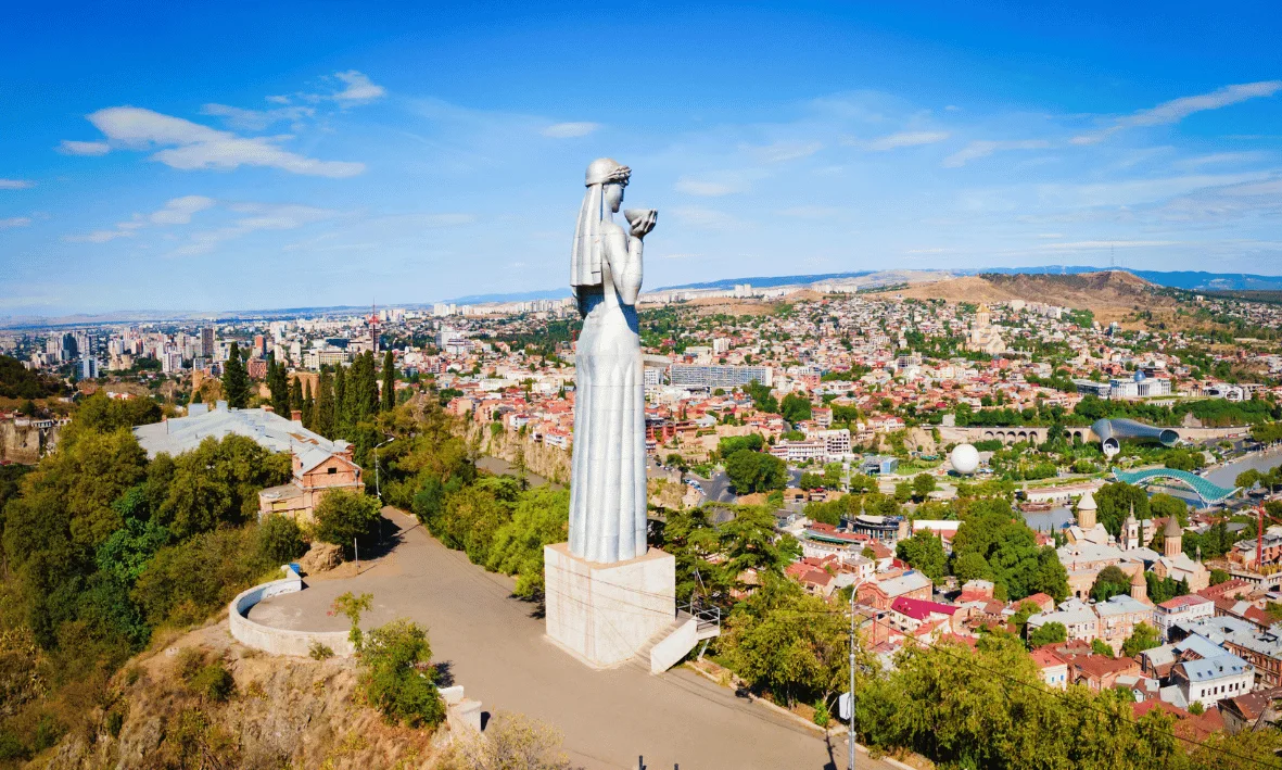 تمثال أم جورجيا في تبليسي مع إطلالة بانورامية على العاصمة