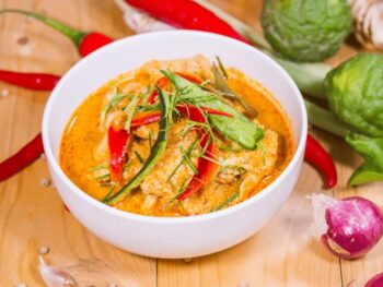 طبق Panaeng Curry التايلندي الكريمي مع صلصة جوز الهند والفلفل الأحمر والأعشاب التايلندية