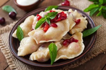 Pierogi فطائر بولندية تقليدية محشوة بالجبن أو البطاطس أو اللحم من أشهر أطباق المطبخ البولندي