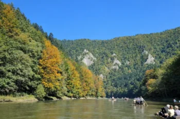 الطقس في بولندا خلال الخريف – ألوان الخريف على نهر دوناييتس في جنوب بولندا