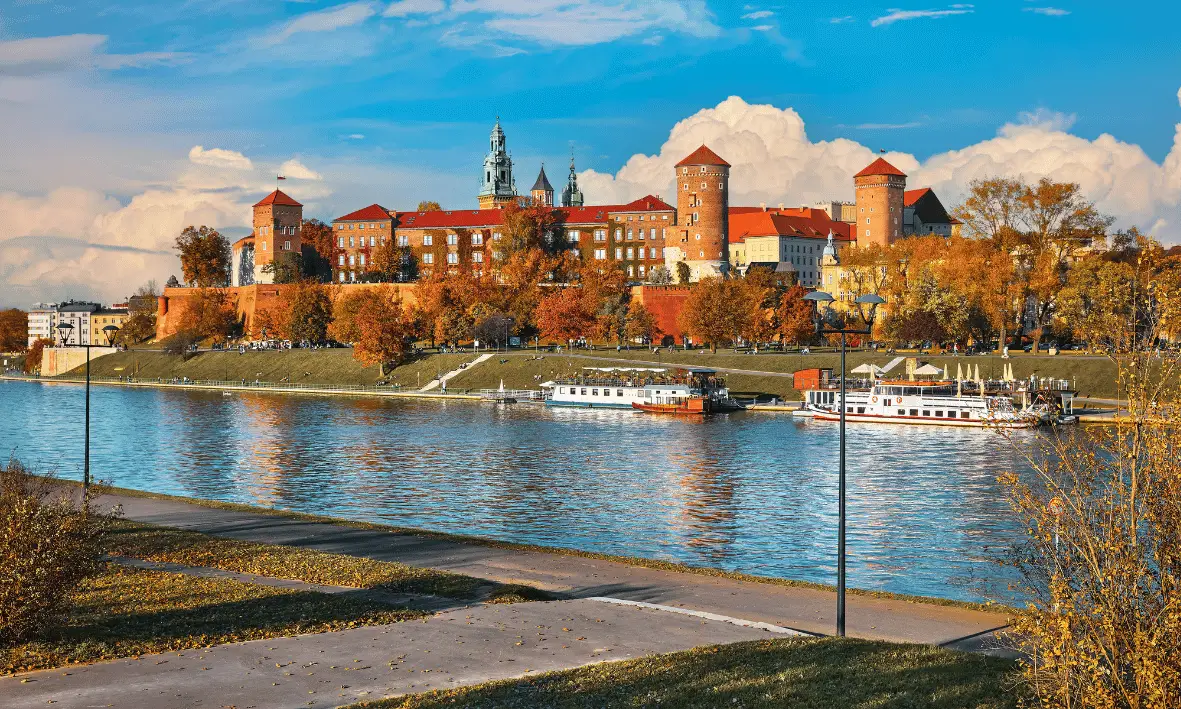 الطقس في بولندا خريفًا – قلعة وافل في كراكوف بألوان الخريف على نهر فيستولا