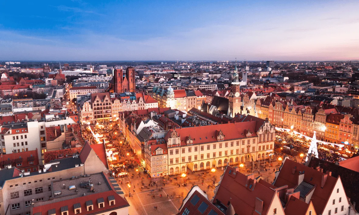 ساحة تاريخية في بولندا بمدينة فروتسواف تعكس الطابع الثقافي والمعماري للبلاد