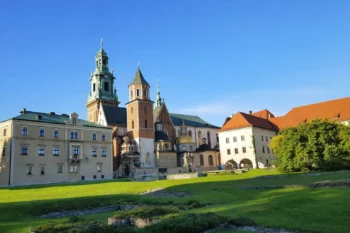 الطقس في بولندا صيفًا – قلعة وافل في كراكوف تحت سماء صافية وأجواء مشمسة