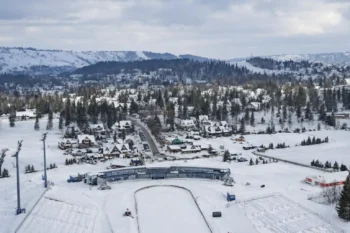 الطقس في بولندا شتاءً – مدينة زاكوباني مغطاة بالثلوج في جبال تاترا