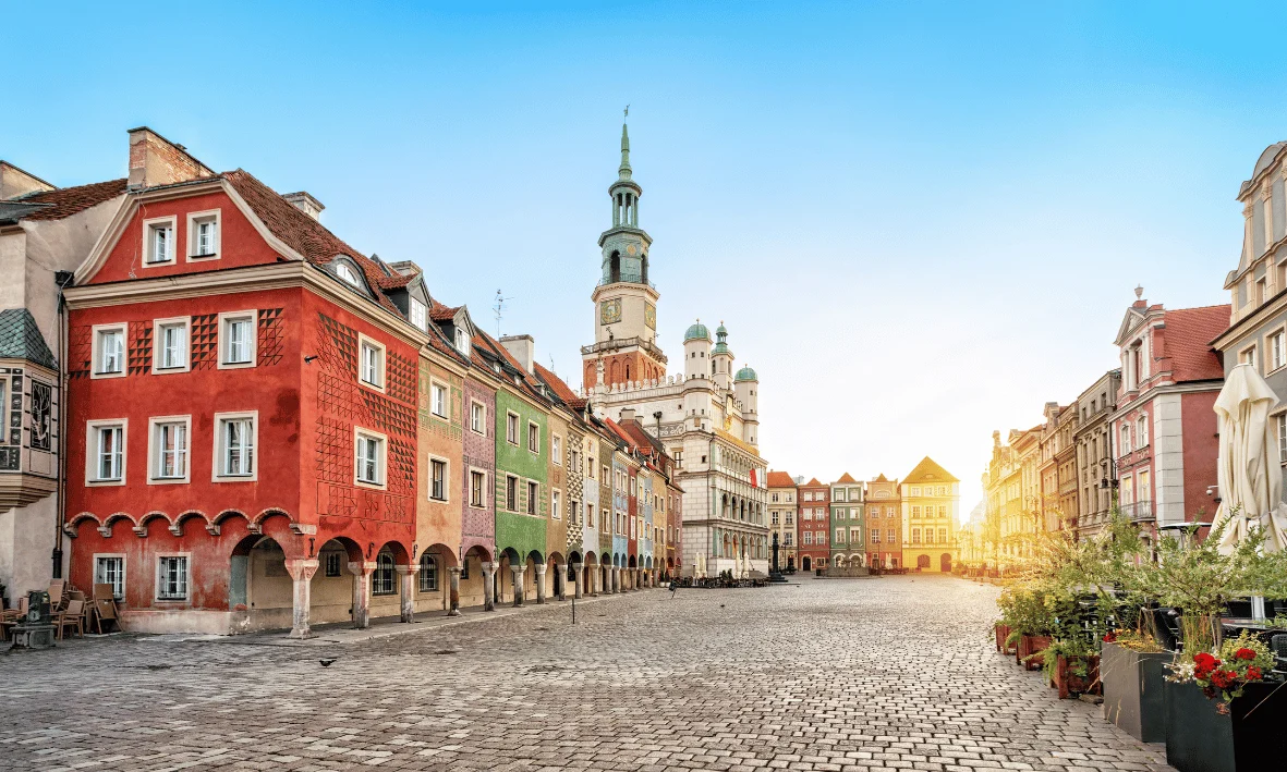 ساحة السوق القديمة في بوزنان من أشهر المدن السياحية في بولندا