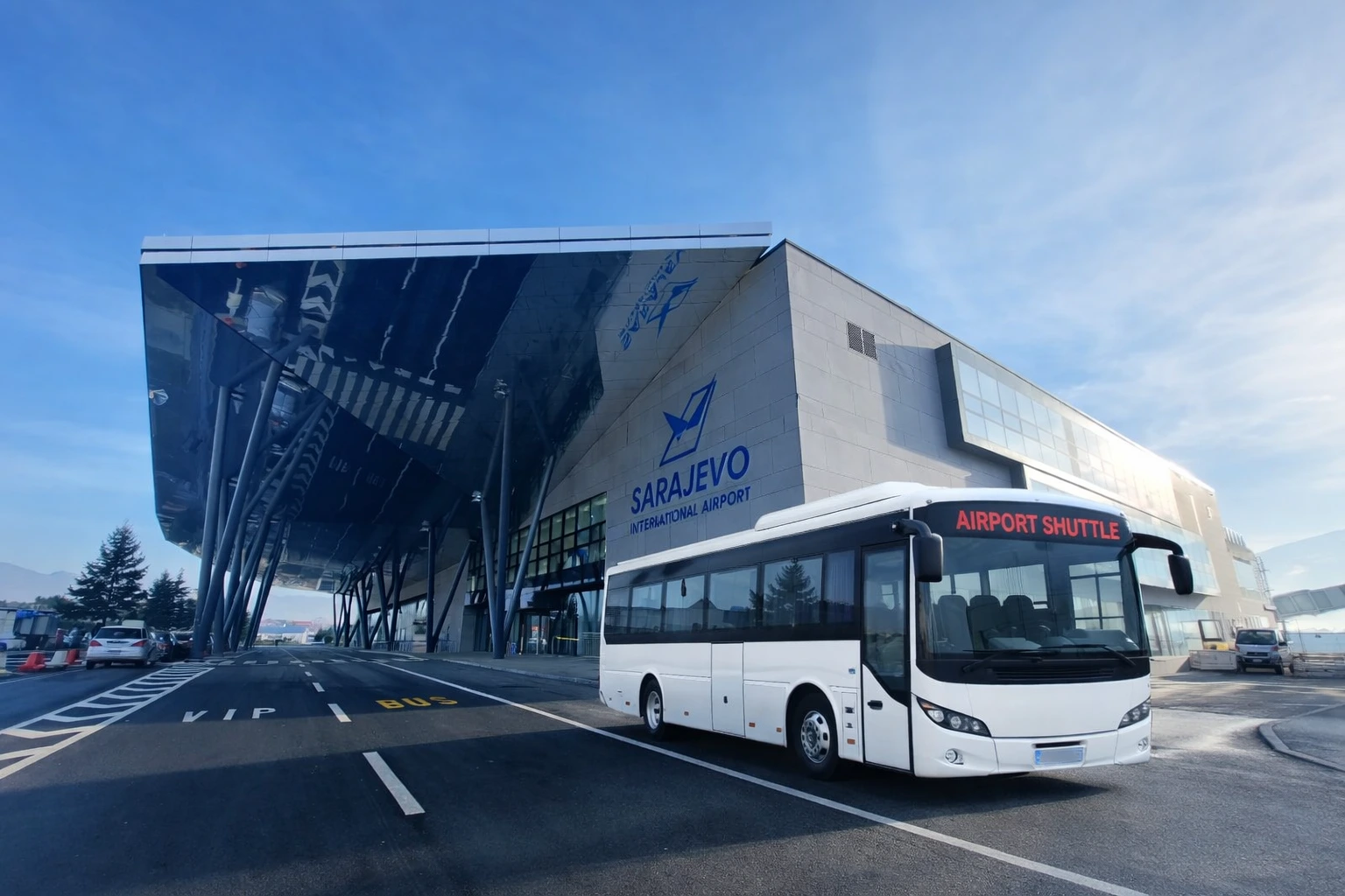 حافلة نقل أمام مطار سراييفو الدولي توضح وسائل المواصلات والتنقّل في البوسنة والهرسك