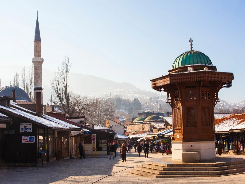 سوق باشارشيا ونافورة سبيل في سراييفو عاصمة البوسنة