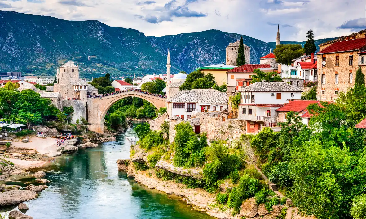 جسر موستار القديم فوق نهر نيريتفا في مدينة موستار، أحد أشهر المعالم السياحية في البوسنة والهرسك