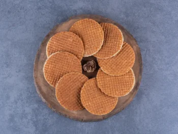 ستروبوافيل هولندي تقليدي عبارة عن وافل رقيق محشو بشراب الكراميل يُعد من أشهر الحلويات في هولندا