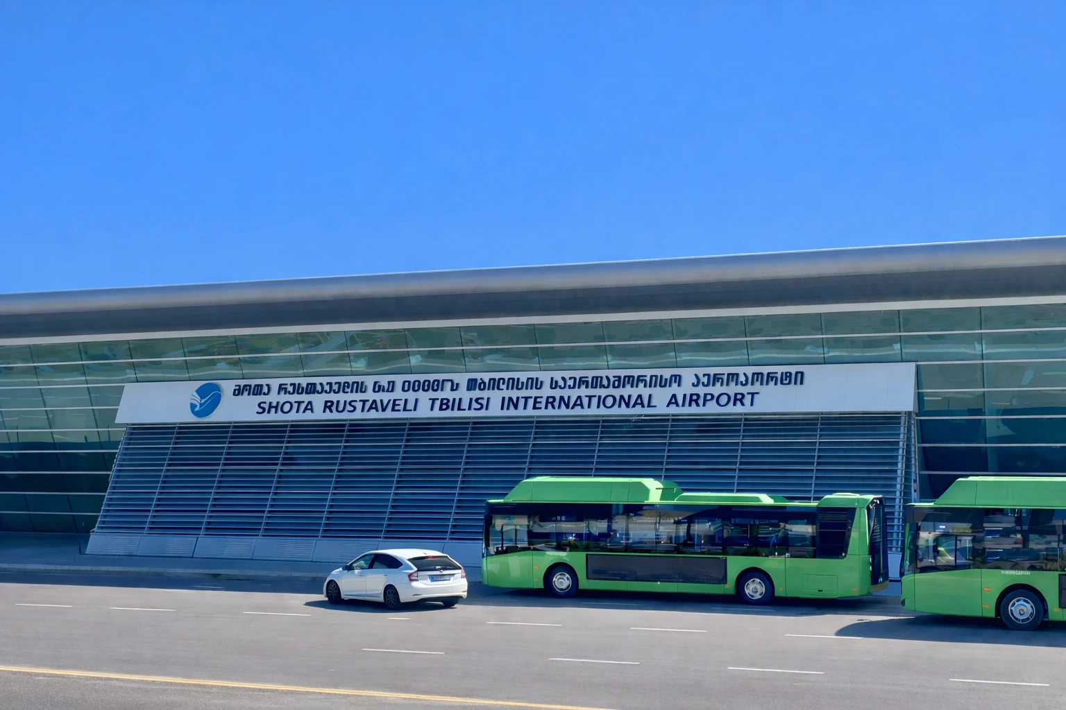 الحافلات أمام مبنى مطار تبليسي الدولي في جورجيا – وسائل النقل من المطار إلى وسط المدينة