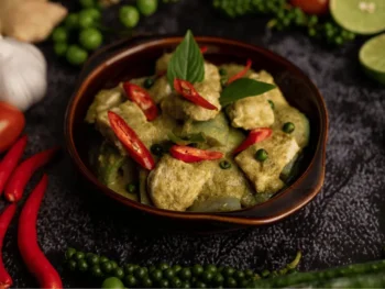 طبق الكاري الأخضر التايلندي مع قطع اللحم وصلصة جوز الهند والفلفل الحار والأعشاب التايلندية