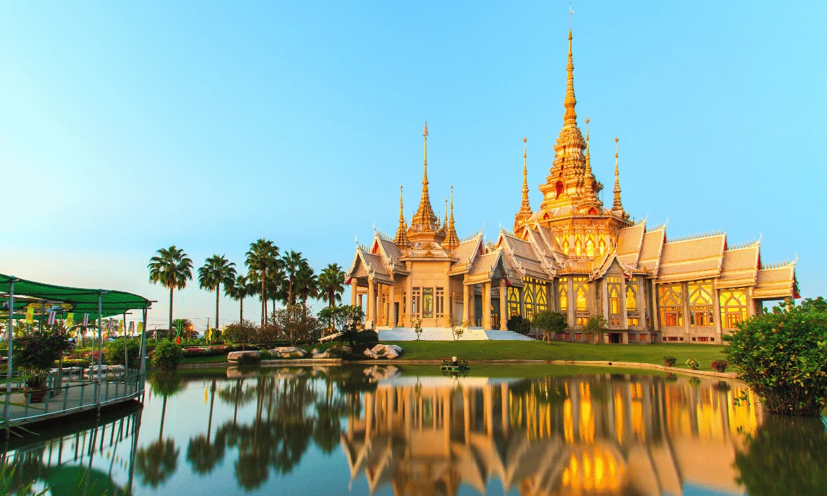 معبد تايلندي تقليدي بزخارف ذهبية يعكس الديانة البوذية والهوية الثقافية في تايلند 2026