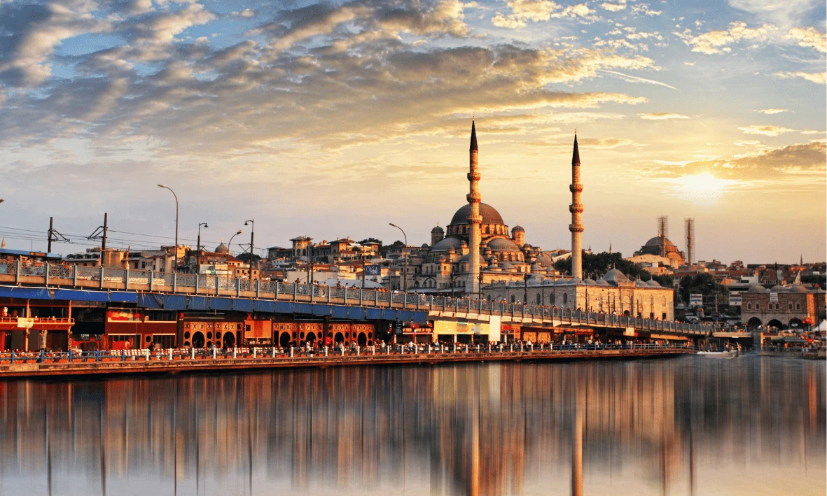 السياحة في تركيا – إطلالة على إسطنبول عند الغروب مع مسجد تاريخي وجسر غلطة على مضيق البوسفور