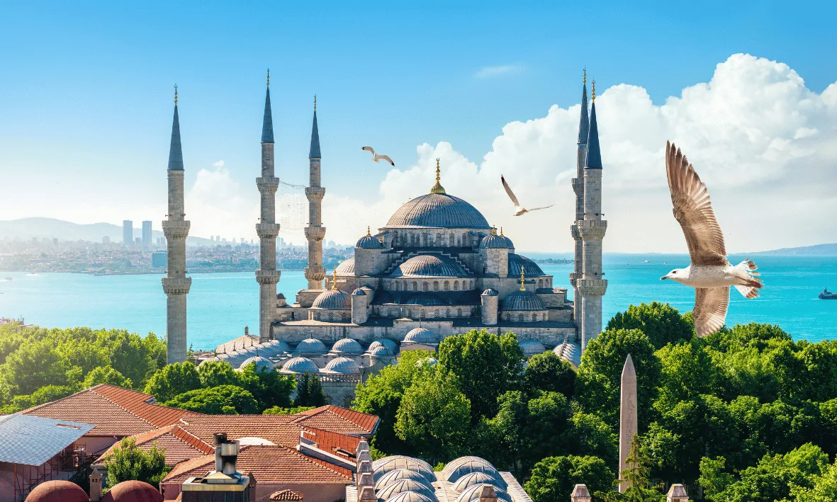 مسجد السلطان أحمد في إسطنبول بتركيا مع إطلالة على مضيق البوسفور