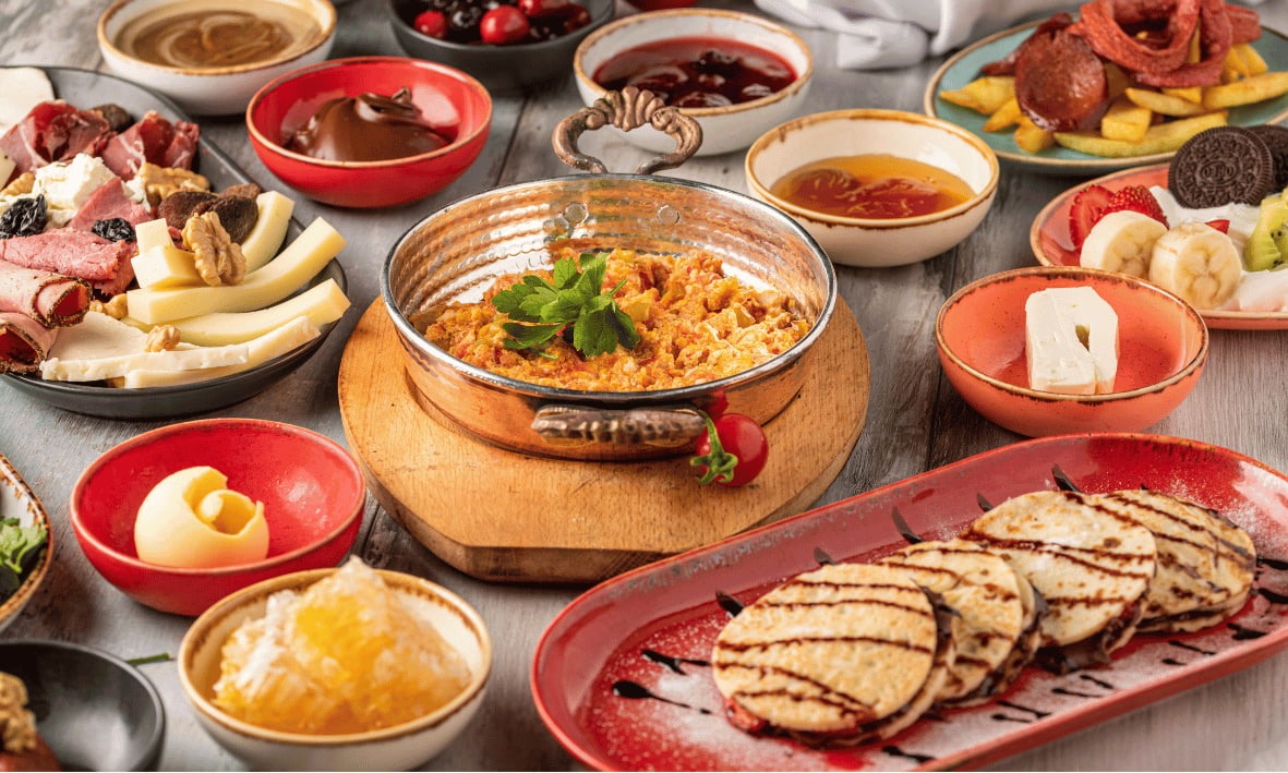 مائدة من المطبخ التركي التقليدي تضم أجبان وزيتون ومقبلات وأطباق متنوعة