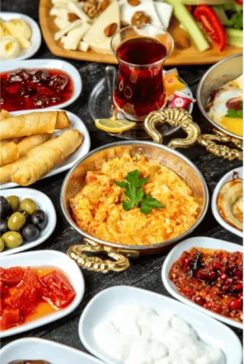 فطور تركي تقليدي (Kahvaltı) يضم أجبان وزيتون ومربى وشاي تركي