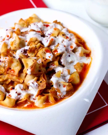 المانتي هو طبق تركي تقليدي يتكوّن من فطائر صغيرة محشوة باللحم، ويُقدّم مع صلصة اللبن بالثوم وزبدة حمراء متبّلة.