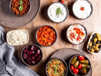 مقبلات تركية متنوعة (Meze) تقدم في المطبخ التركي التقليدي