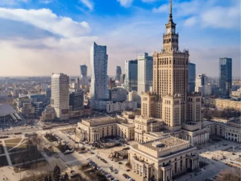 قصر الثقافة والعلوم في وارسو من أبرز المعالم السياحية في بولندا