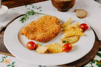 Wiener Schnitzel طبق تقليدي من المطبخ النمساوي من شرائح اللحم المقلية
