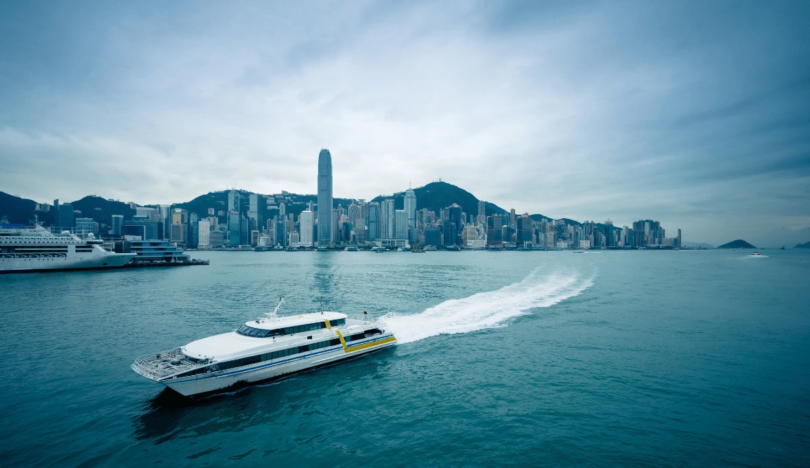 سفينة سياحية كبيرة في ميناء بحري تمثل رحلات الكروز العالمية