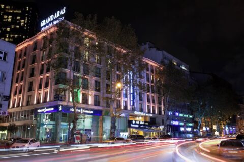 فندق جراند أراس إسطنبول شيشلي من الخارج بالقرب من محطة المترو في منطقة شيشلي وهو من فنادق شيشلي قريبة من جواهر مول