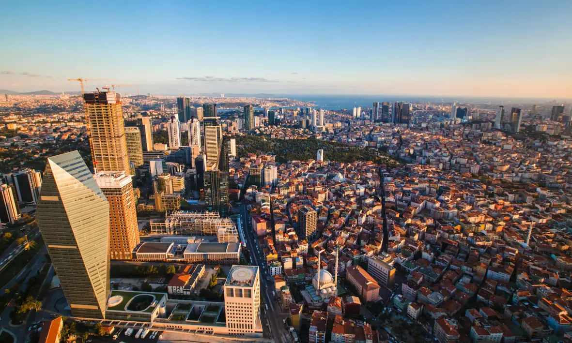 منظر بانورامي لمدينة إسطنبول حيث تتواجد فنادق شيشلي قريبة من جواهر مول مع الأبراج الحديثة وإطلالة على البحر