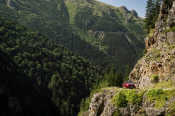 طريق جبلي ضيق وخطر في طرابزون يوضح صعوبة الوصول إلى بعض الأكواخ