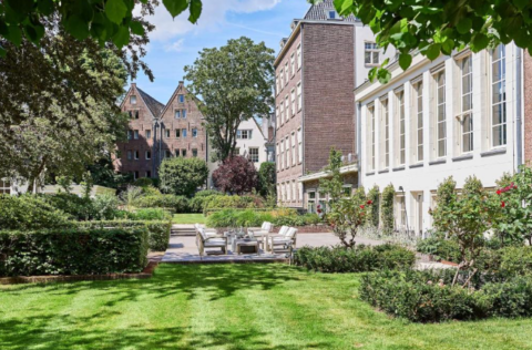 حديقة فندق Waldorf Astoria Amsterdam في أمستردام ضمن أفضل أماكن السكن 2026