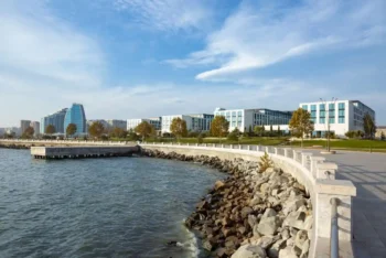 فندق باكو ماريوت بوليفارد المطل على كورنيش بحر قزوين في أذربيجان